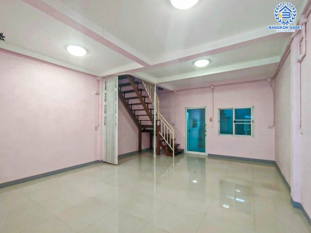 ทาวน์เฮ้าส์มือสองย่านนนทบุรี ม.ศุธาวัลย์ บางกรวย-ไทรน้อย เนื้อที่ 17.6 ตร.ว. ฟังก์ชัน 3 ห้องนอน 1 ห้องน้ำ 1 ที่จอดรถ บนทำเลเยี่ยม เชื่อมต่อถ.ราชพฤกษ์ ถ.กาญจนาภิเษก และถ.รัตนาธิเบศร์ เพียง 3 นาทีถึง MRT "สถานีบางพลู" ใกล้จุดขึ้นทางด่วน "กาญจนาภิเษก"